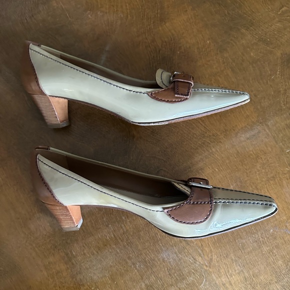 Timeless Patent Leather PRADA Pumps - Picture 3 of 8